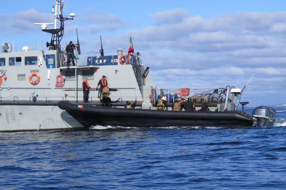 Marinha treina abordagens a embarcações suspeitas no Algarve com fuzileiros e militares ingleses