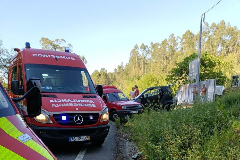 Dois homens feridos em colisão entre dois carros em Oliveira de Azeméis