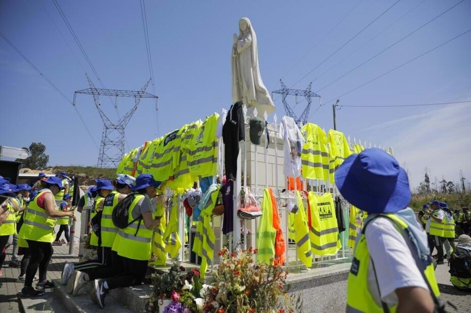 Peregrinos a pé caminham em direção ao santuário de Fátima
