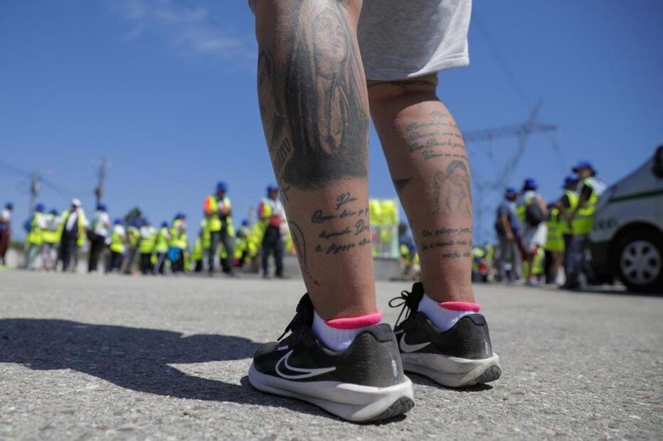 Peregrinos a pé caminham em direção ao santuário de Fátima