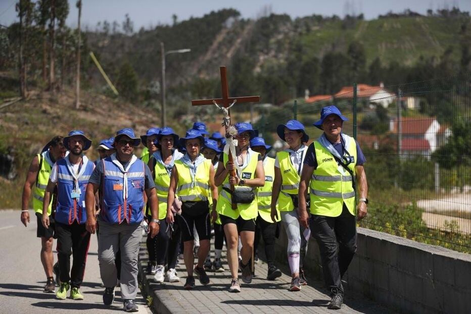 Peregrinos a pé caminham em direção ao santuário de Fátima 
