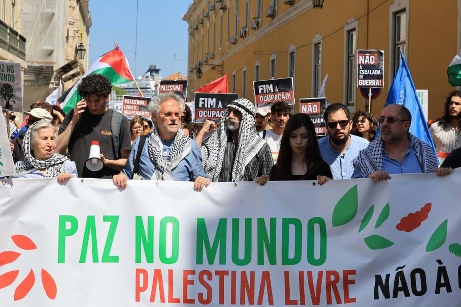 Milhares manifestam-se em Lisboa em defesa da Palestina e contra genocídio 