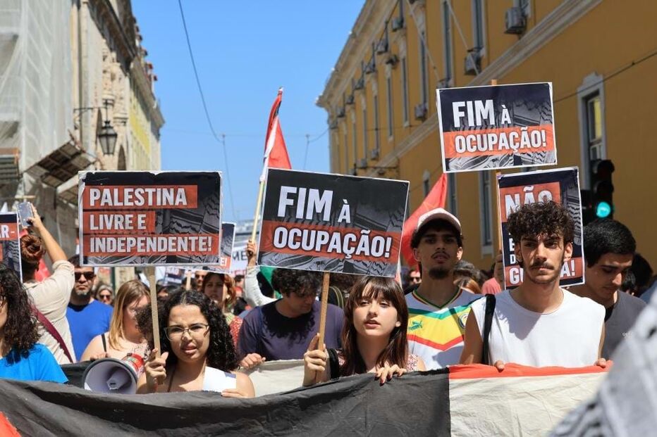 Milhares manifestam-se em Lisboa em defesa da Palestina e contra genocídio 