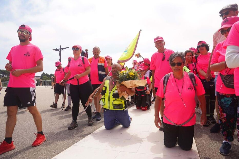 Chegada a Fátima de grupo da Guarda. Porta-bandeira fez a peregrinação descalço 