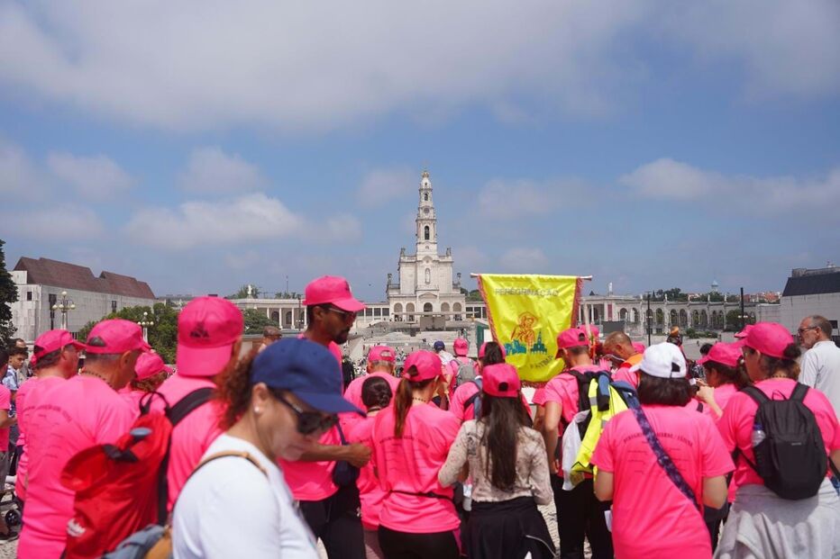 Centenas já no recinto do santuário de Fátima