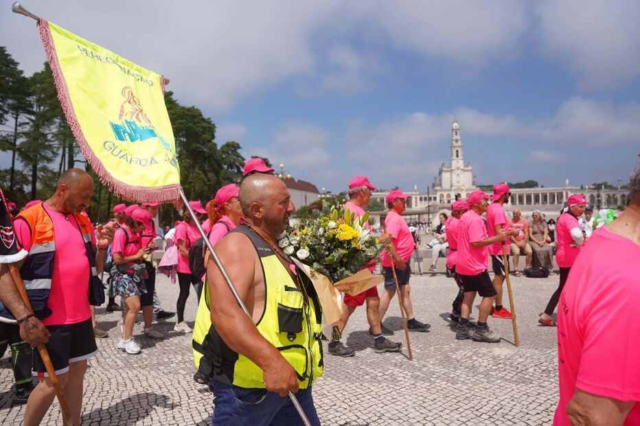 Centenas já no recinto do santuário de Fátima
