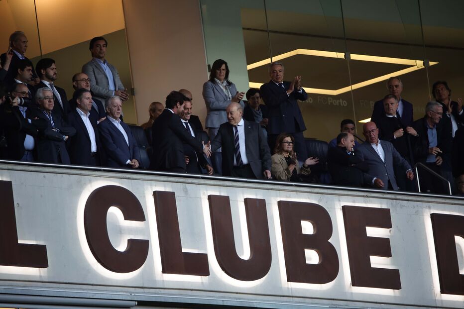 André Villas-Boas cumprimenta Pinto da Costa na primeira vez em que se senta no camarote presidencial do FC Porto