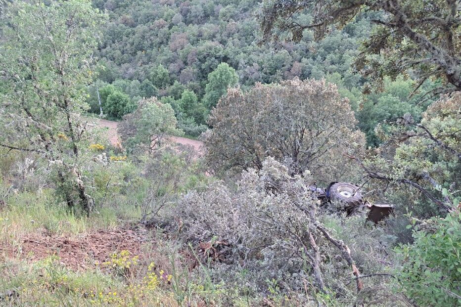 Homem morre em acidente de trator