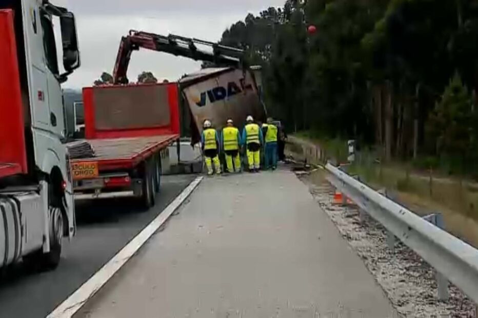 Camião arde na A25 em Aveiro