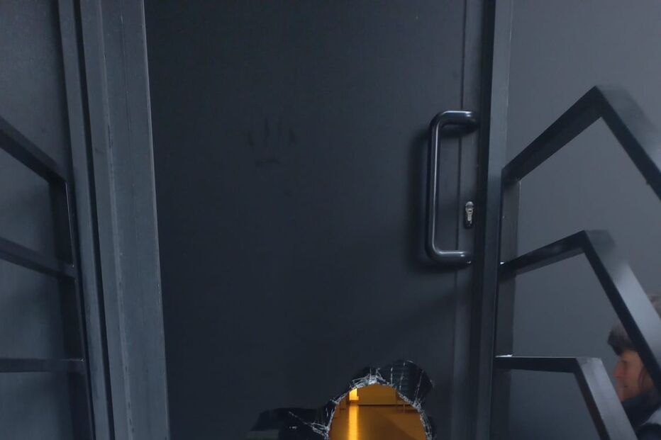 Buraco no vidro da porta