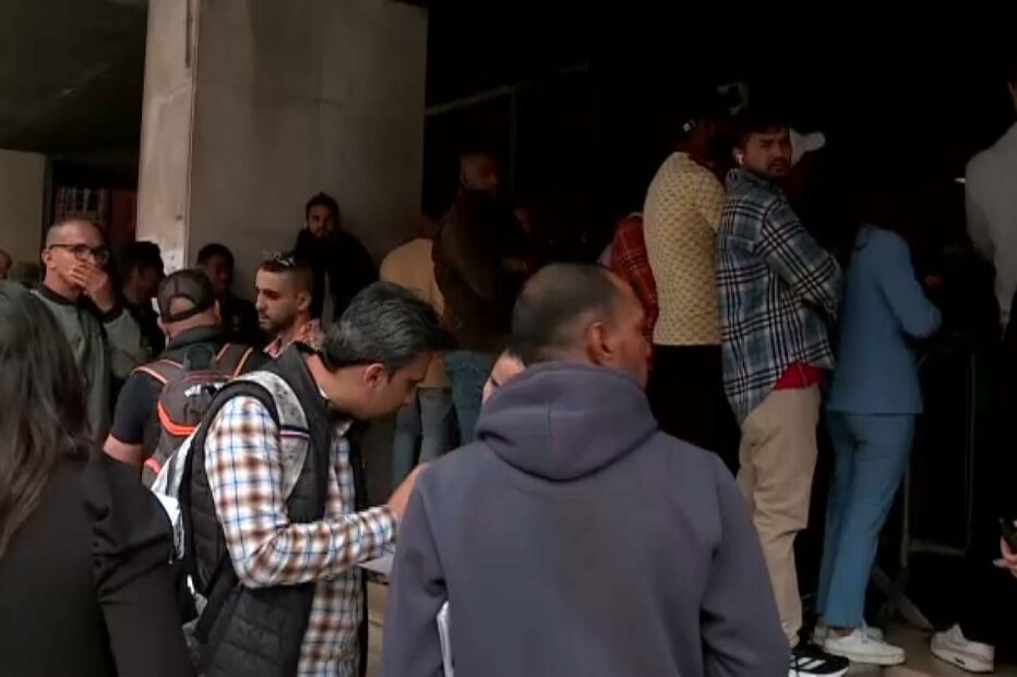 Imigrantes revoltados na AIMA em Lisboa 