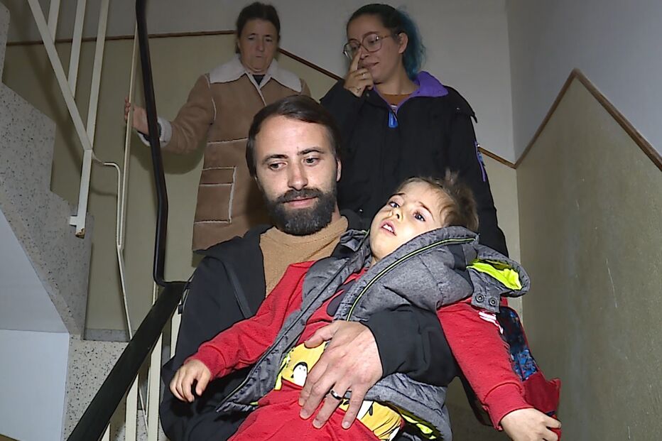 Família vive num 4.º andar, sem elevador. Têm de subir e descer 67 degraus com o filho ao colo