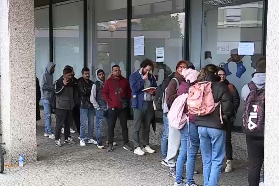 2024-05-15_17_55_45 Dezenas de imigrantes voltaram a dormir ao relento à porta da AIMA no Porto para poderem regularizar o processo de residência .jpg