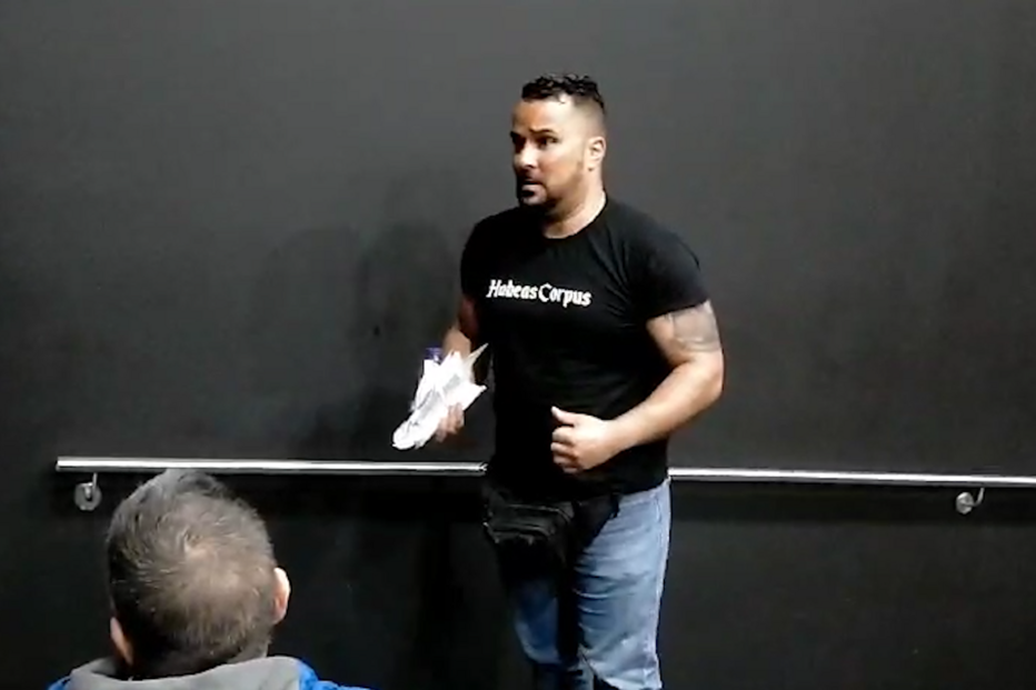 “A homossexualidade não gera vida”: Militante de grupo de extrema-direita invade sessão sobre orientação sexual 