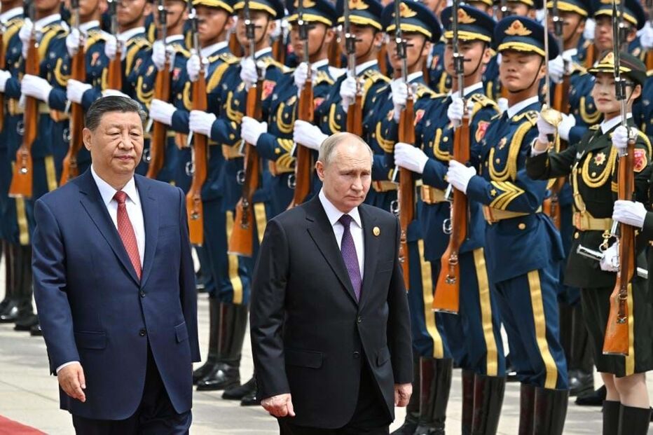 Xi Jinping e Vladimir Putin passam revista às tropas na Praça de Tiananmen, em Pequim