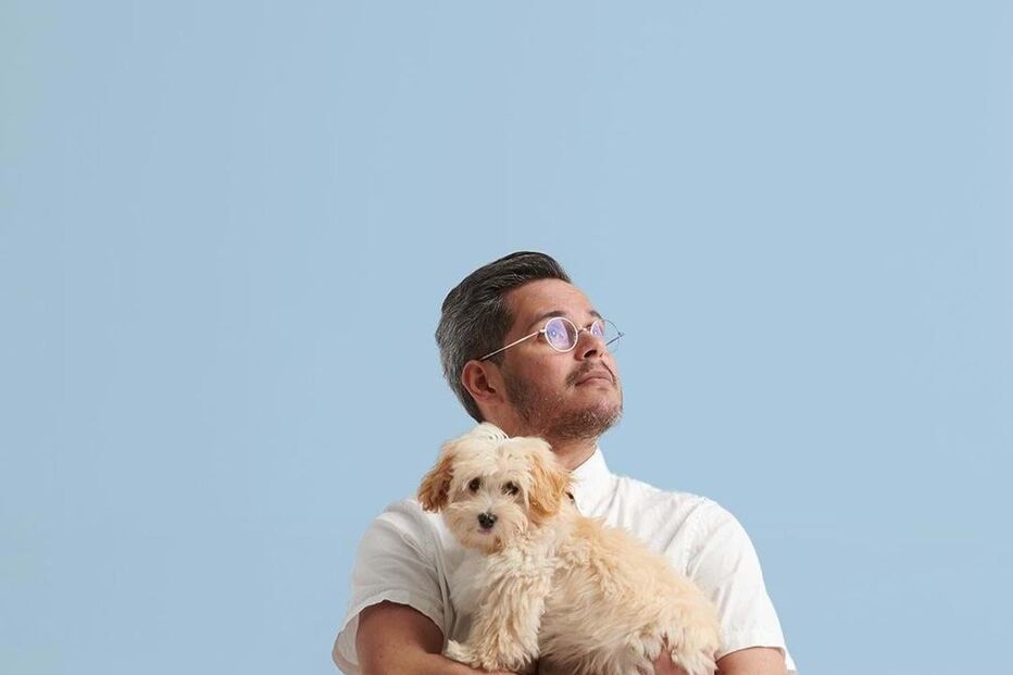 Wandson com o cão Farofa