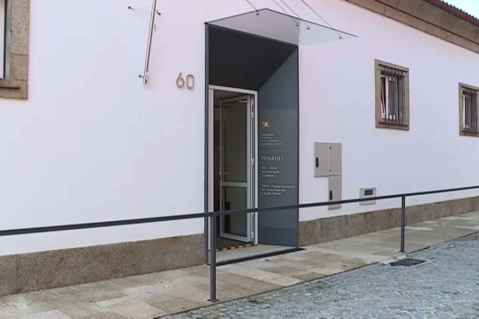 Jovem de 19 anos esfaqueia irmã de 9 e ri-se diante do juiz