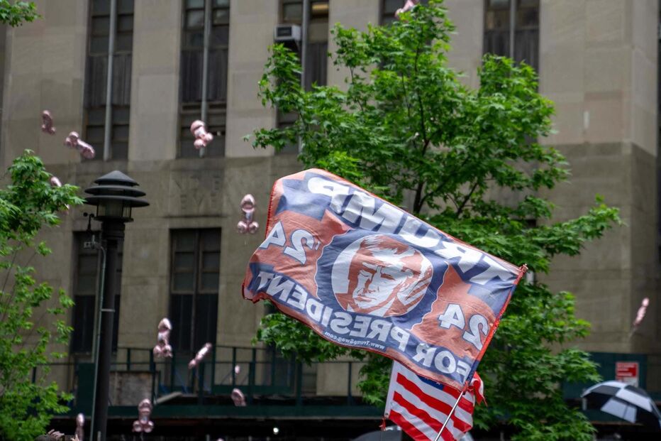 Balões em forma de pénis sobrevoam tribunal onde Trump está a ser julgado 