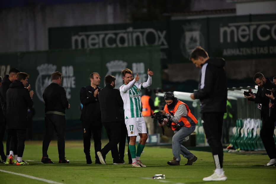 Ukra teve direito a guarda de honra feita por colegas e adversários ao sair do relvado no minuto 17 - em honra do número que leva na camisola