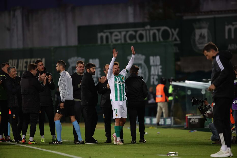 Ukra teve direito a guarda de honra feita por colegas e adversários ao sair do relvado no minuto 17 - em honra do número que leva na camisola