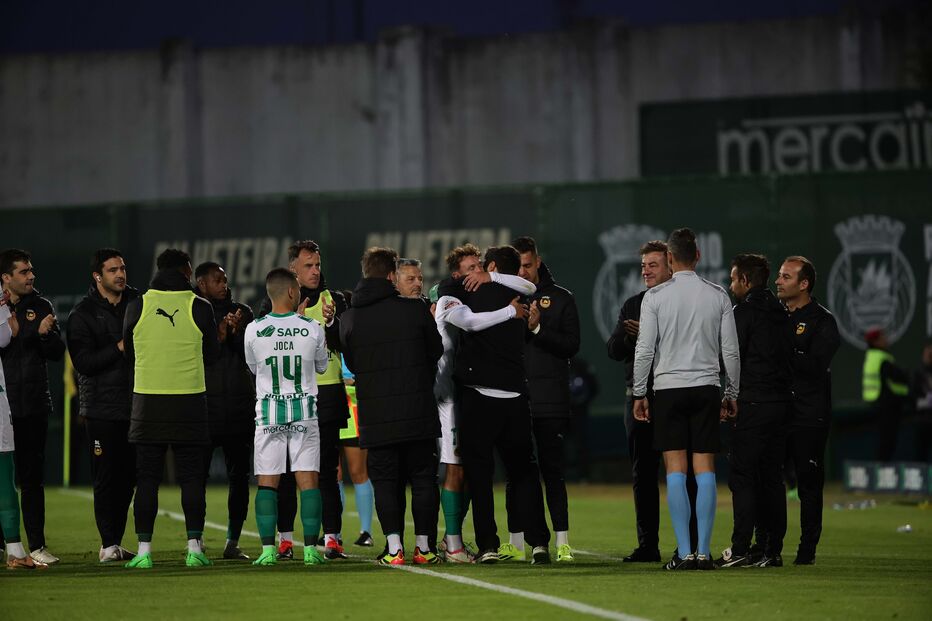 Ukra teve direito a guarda de honra feita por colegas e adversários ao sair do relvado no minuto 17 - em honra do número que leva na camisola