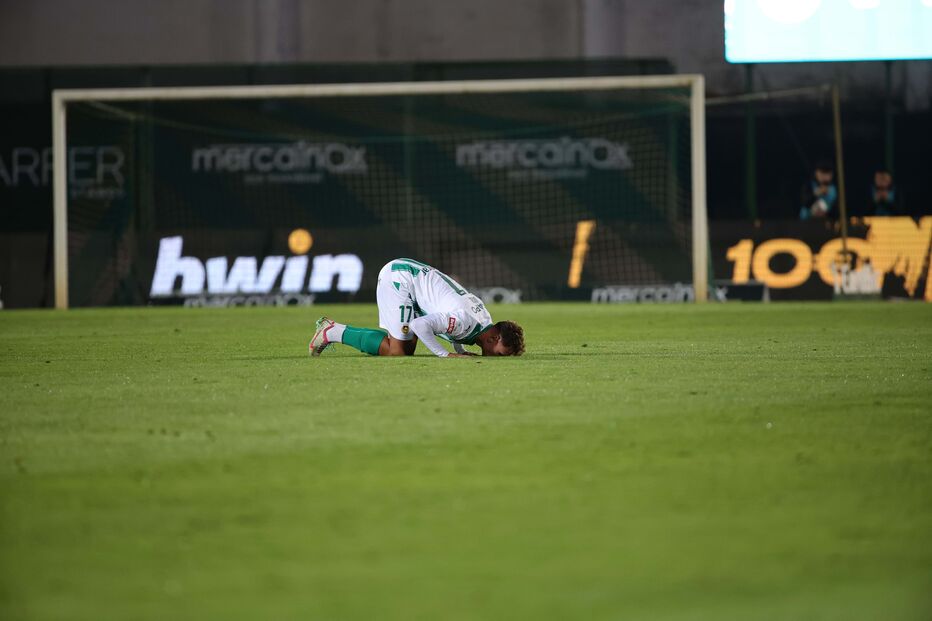 Ukra, número 17, abandona os relvados na 17.ª época e é homenageado ao minuto 17