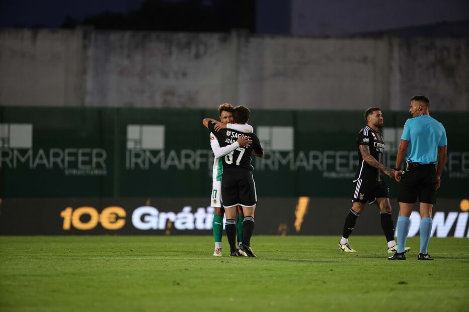 Ukra abraça João Neves no momento em que é ovacionado no Estádio dos Arcos