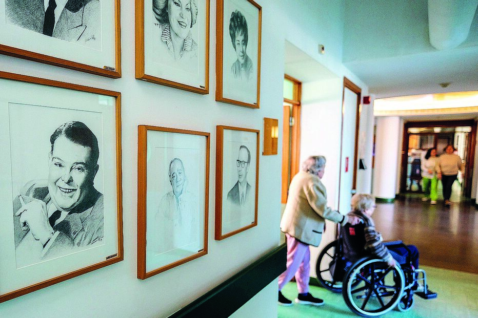 Retratos de artistas famosos, como Vasco Santana e Raul Solnado, animam os corredores