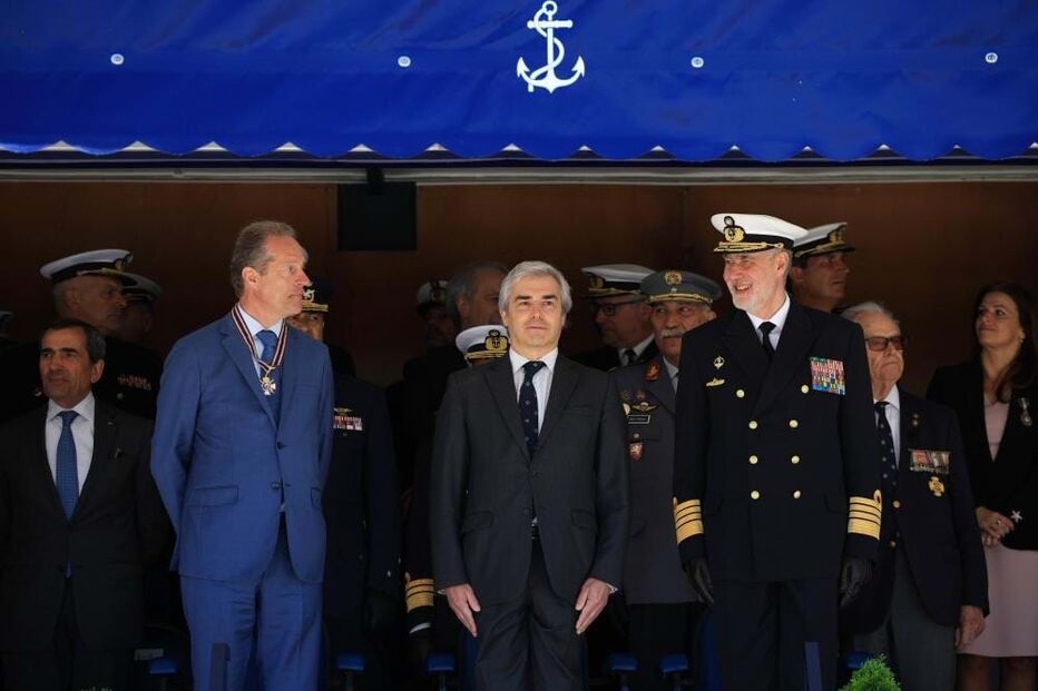 ministro da Defesa Nacional, Nuno Melo, faz a revista às tropas durante a cerimónia militar 