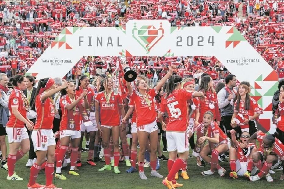 Jogadoras do Benfica celebram mais uma conquista numa temporada onde ganharam todos os troféus em disputa