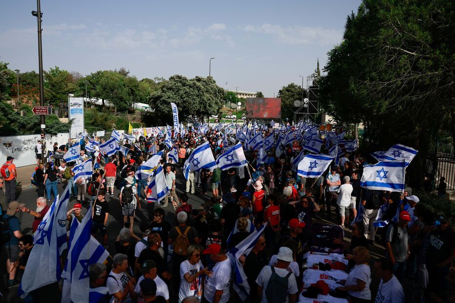 Milhares de manifestantes israelitas exigem demissão de Netanyahu frente ao parlamento de Israel