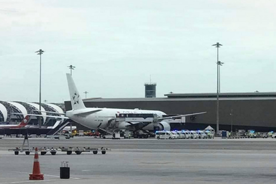 Avião da Singapore Airlines na pista do aeroporto 