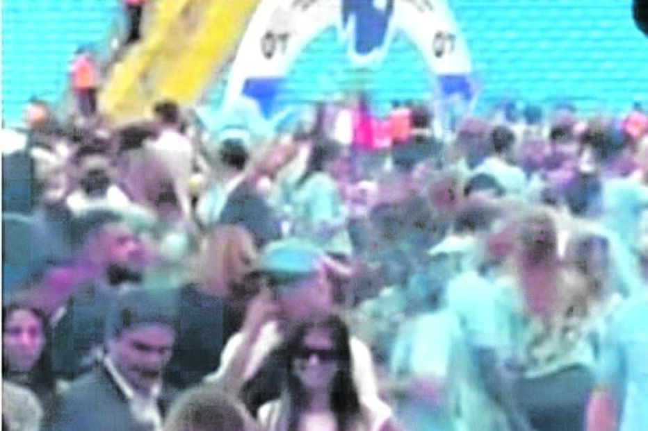 Na foto divulgada na página 'F1 Gossip Official', a modelo está no relvado com Condessa