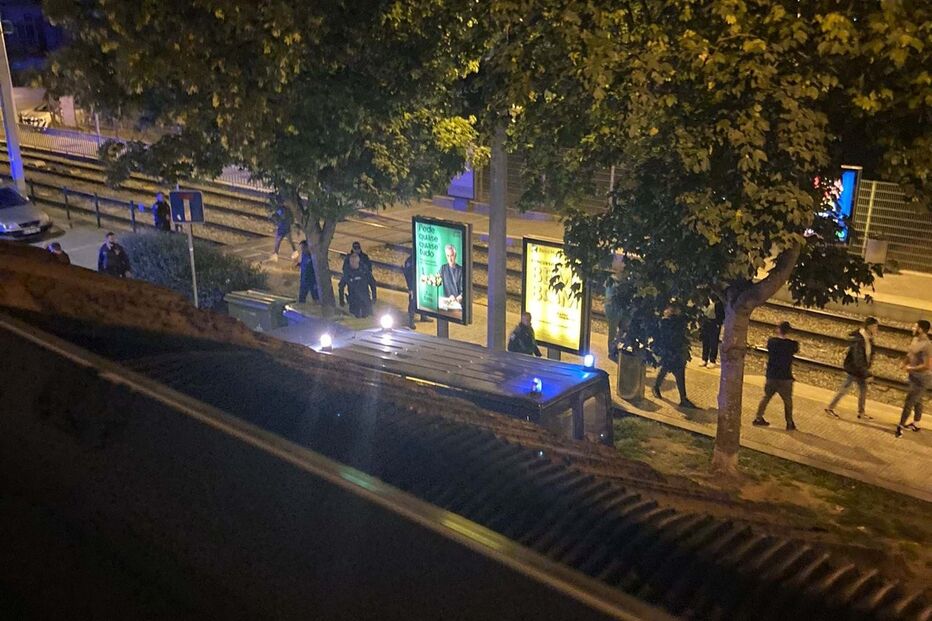 Homem intercetado a vandalizar viaturas com martelo junto a estação de metro no Porto