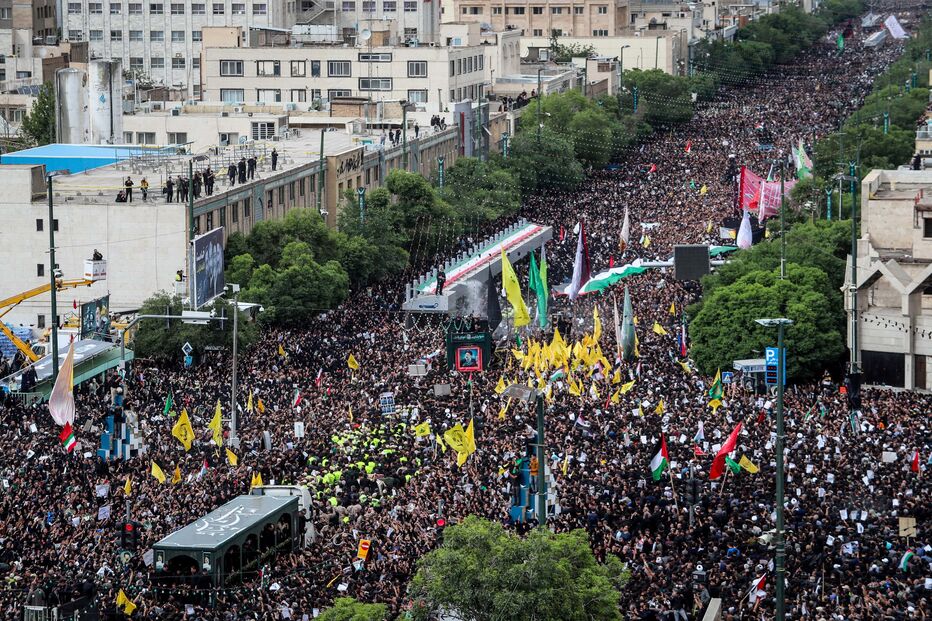 Milhares de pessoas no funeral de presidente iraniano na sua cidade natal