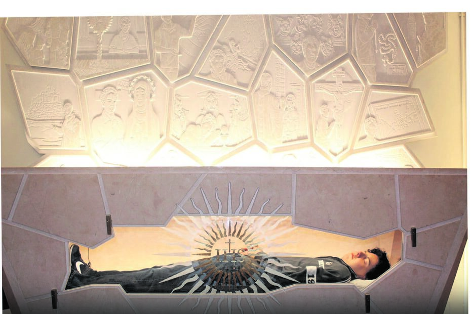  Carlo Acutis está sepultado em Assis, num caixão de vidro 2D.