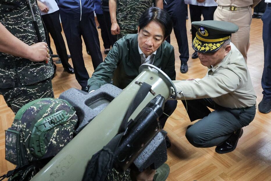 O Presidente,  Lai Ching-te,  numa visita a  uma base militar