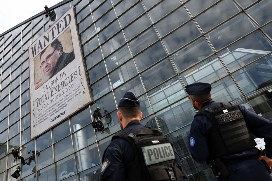 Ativistas climáticos manifestam-se em Paris contra a petrolífera TotalEnergies