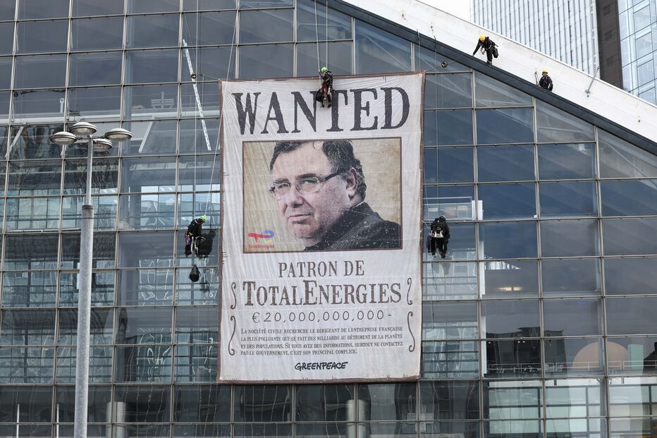 Ativistas climáticos manifestam-se em Paris contra a petrolífera TotalEnergies