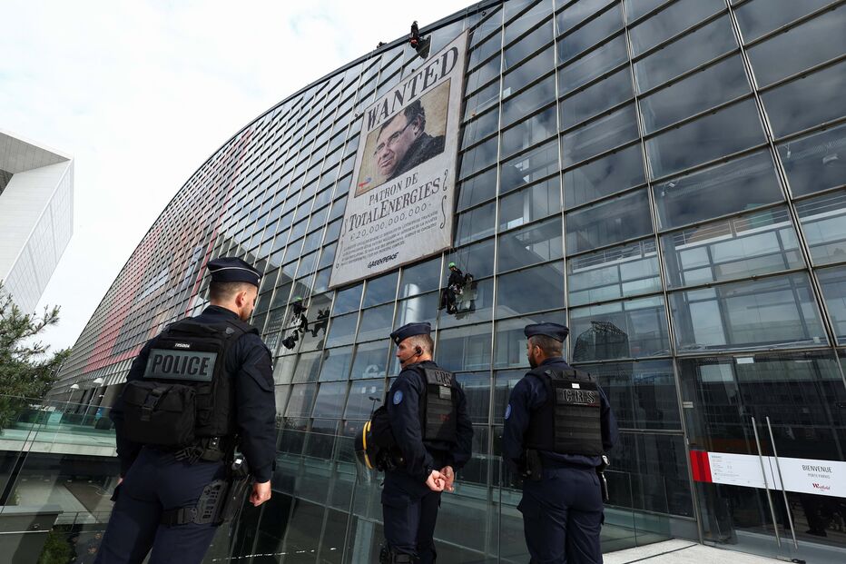 Ativistas climáticos manifestam-se em Paris contra a petrolífera TotalEnergies