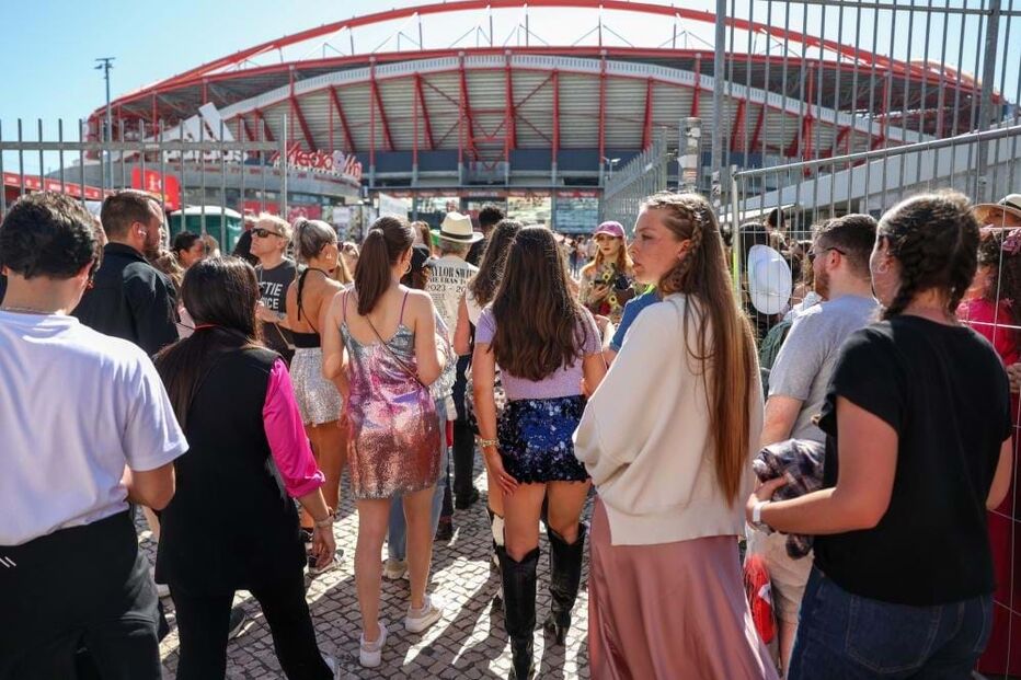 Fãs de Taylor Swift esperam entrada no Estádio da Luz 