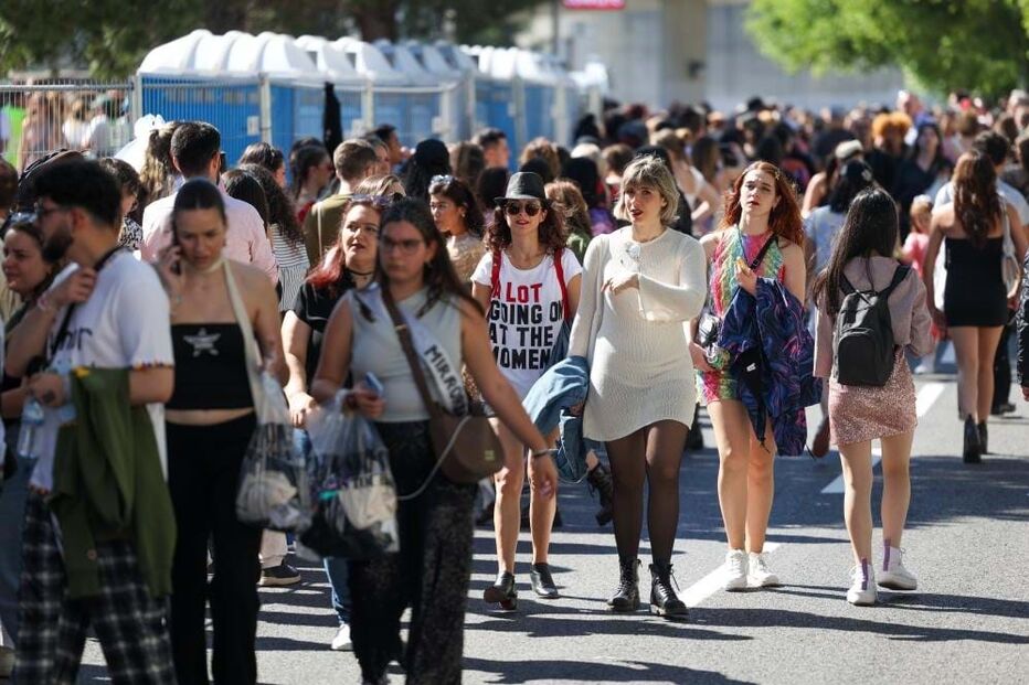 Fãs de Taylor Swift esperam entrada no Estádio da Luz 