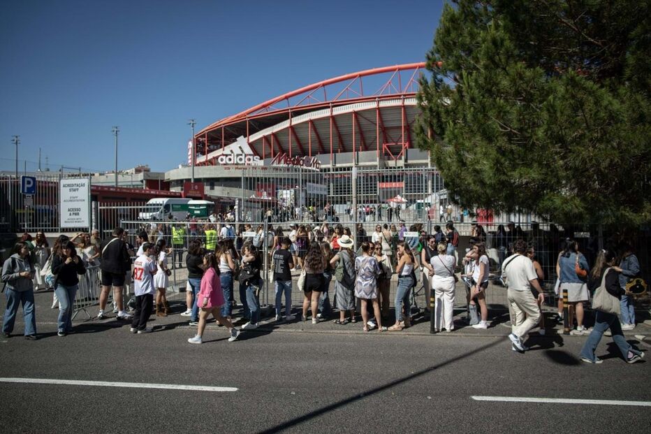 Fãs de Taylor Swift esperam entrada no Estádio da Luz	