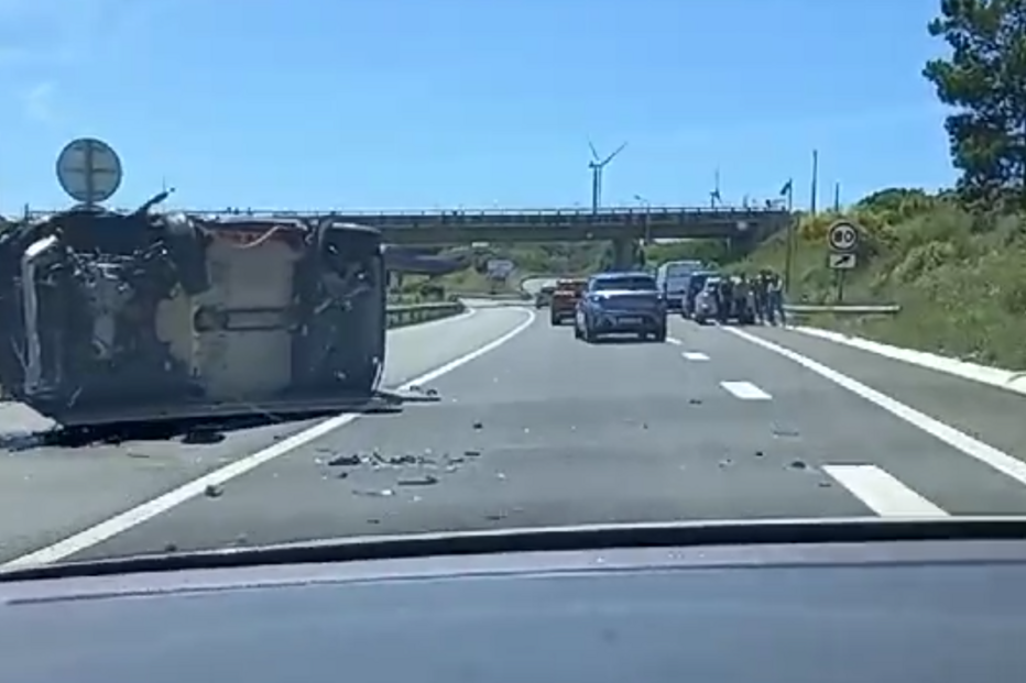 Carro tombado na A8