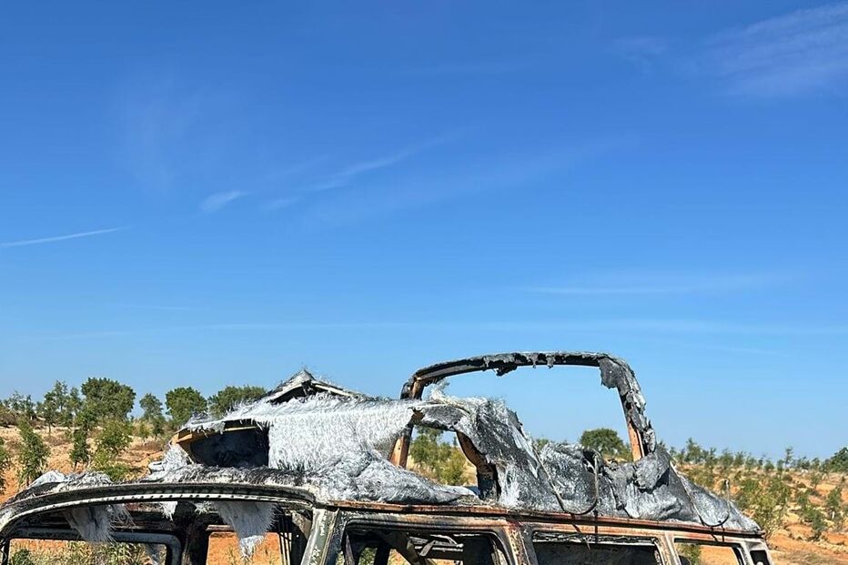 Autocarava destruida pelas chamas
