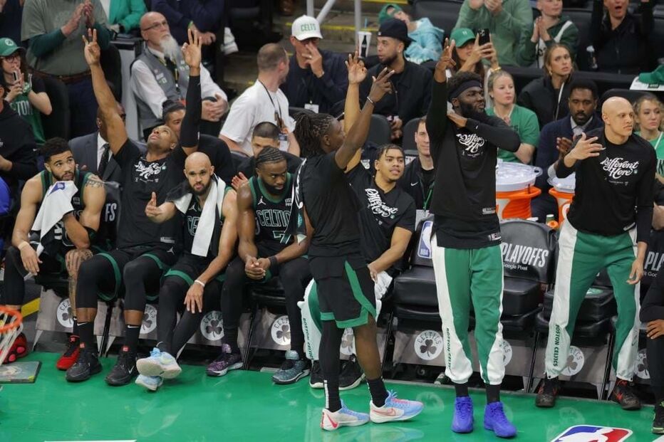 Neemias Queta, no banco dos Celtics, na vitória contra os Pacers, na NBA