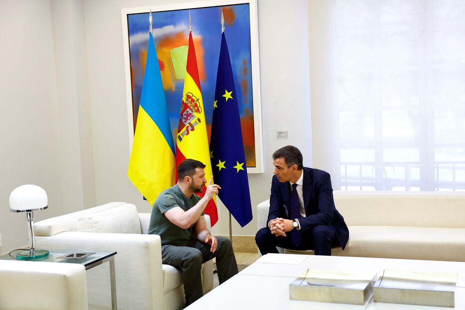 Volodymyr Zelensky e Pedro Sánchez assinam acordo para apoio militar sem precedentes