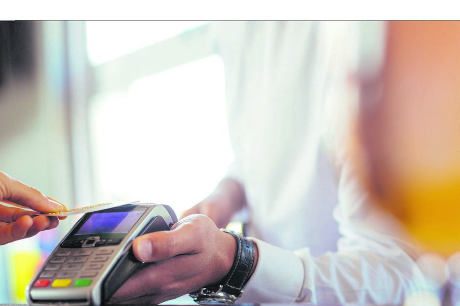 Bancos lucram mais de 320 milhões de euros com a utilização de sistemas de pagamento.