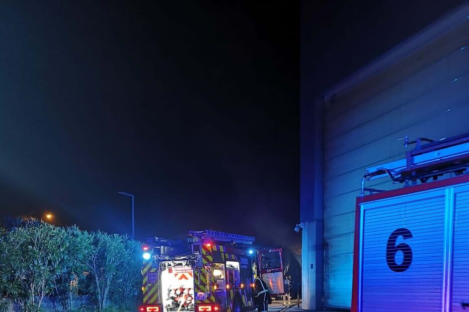 Incêndio deflagra em armazém de baterias elétricas