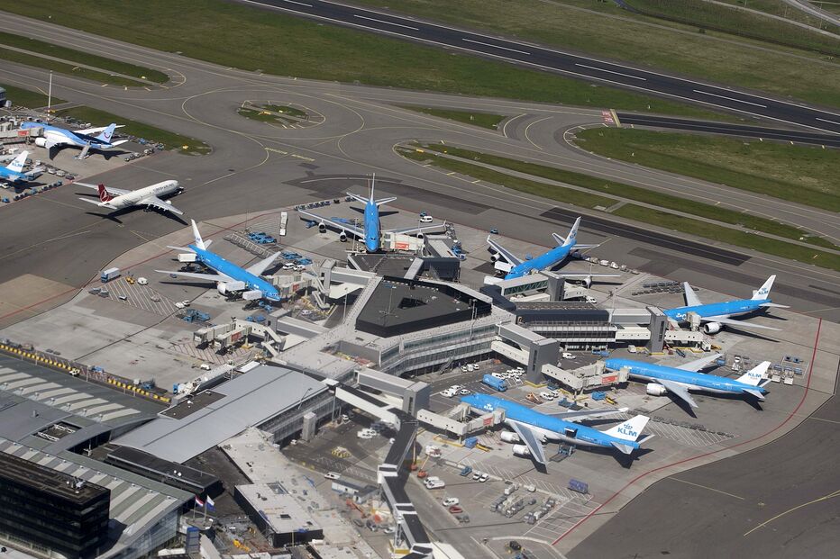 Aviões da KLM são vistos na pista do aeroporto de Schiphol